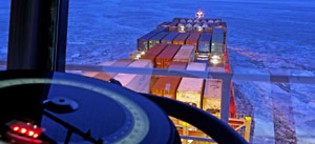 Es knirscht und kracht: Unterwegs mit dem Containerschiff