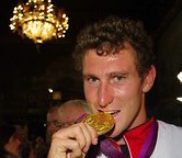Sebastian Brendel (Rudern) beißt im Hamburger Rathaus auf seine Goldmedaille (Photo)