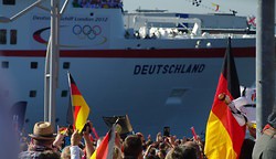 Die MS Deutschland kommt mit den Olympia-Athleten in Hamburg an (Photo)