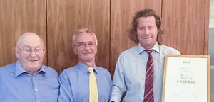 Goldmedaille der Handwerkskammer für Schwaben: Stefan Fischer 50 Jahre bei Schreinerei Sedlmeyr in Rinnenthal