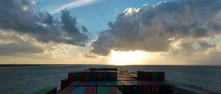 Frachtschiffreise: Mit 4000 Containern durchs Mittelmeer | merian.de