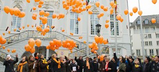 Am Tag gegen Gewalt an Frauen steigen Luftballons auf