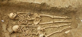 Liebe über den Tod hinaus: Skelette halten seit 700 Jahren Händchen