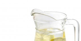 Warum man jeden Morgen mit einem Glas Zitronen-Wasser starten sollte