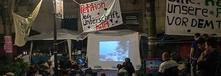 Bedrückendes Sommernachtskino: Syrische Flüchtlinge zeigen im Protestcamp ihren Film über den Verlust der Heimat