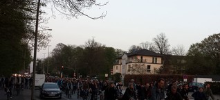 "Critical Mass" radelt durch Eimsbüttel