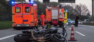 Gegen Leitplanke geprallt: Motorrad-Crash auf A24 - Fahrer schwer verletzt
