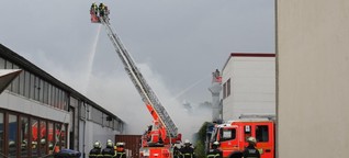 Feuerwehr hat Brand in Stellinger Tischlerei-Halle gelöscht