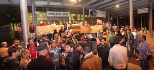 Flüchtlinge demonstrieren erneut vor den Messehallen