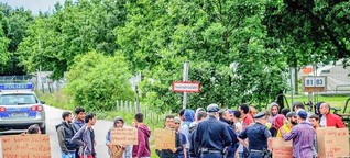Flüchtlinge demonstrieren vor Erstaufnahme in Bahrenfeld