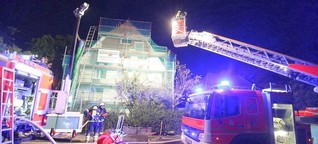 Dachstuhl eines Frauenhauses steht in Flammen