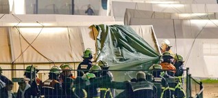 Notfall: Feuerwehr deckt Zelte für Flüchtlinge mit Folie ab