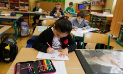 Flüchtlingskinder an Schulen: Lernen unter Belastung