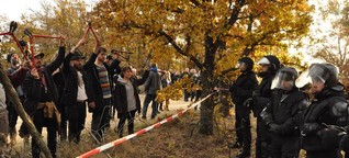 Drachenkostüme, Yoga und Bolzenschneider: Wie 100 Aktivisten den EU-Zaun einreißen wollten | VICE | Deutschland