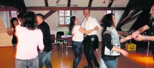 "Tanzhexle" Yvonne Müller kommt für Kurse nach Hause - Grundbegriffe für Brautpaare: Im Wohnzimmer tanzen lernen