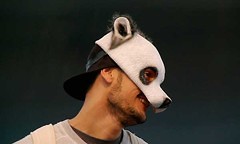 Panda-Mann vor tausenden Fans auf der Buchmesse: Rapper Cro nimmt's ganz „easy"