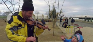 Dieser Marine spielt Geige für Flüchtlinge
