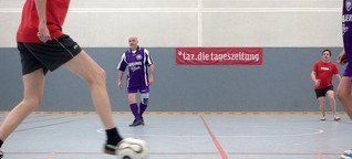taz-Team beim Geh-Fußball: Rennen verboten!