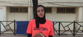 So kämpfte diese 20-Jährige darum, mit Hidschab Basketball spielen zu dürfen