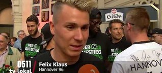 Hannover 96 feiert den Aufstieg auf dem Rathausbalkon