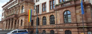 Regenbogenfahne am Rathaus sorgt erneut für Ärger