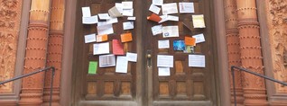 Warum am Portal der Marktkirche dutzende Zettel angenagelt sind