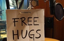 Free Hugs am Tag der Umarmung 