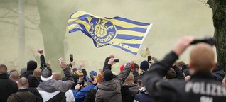 Fanmarsch des 1. FC Lok Leipzig vorm Derby gegen die BSG Chemie