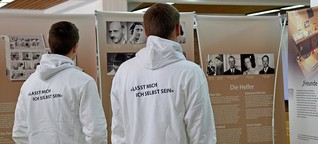 Häftlinge führen durch die Ausstellung