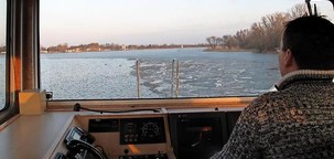 Der „Eisbär" bricht die Seen frei