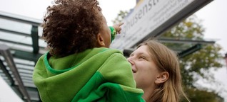 „Du siehst aus wie Milchkaffee": Was eine weiße Mutter mit einem schwarzen Kind erlebt