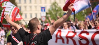 1000 Anhänger von RB Leipzig laufen beim Fanmarsch für die Europa League