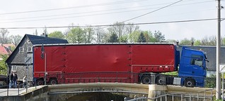 Lkw bleibt auf Brücke in Großschönau hängen