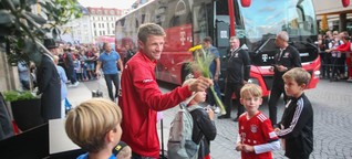Leipziger Fans bringen Bayern Münchens Thomas Müller ein Geburtstagsständchen