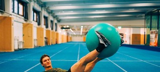Pezziball-Workout mit Thomas Röhler: Kraft für Bauch und Rücken - FIT FOR FUN
