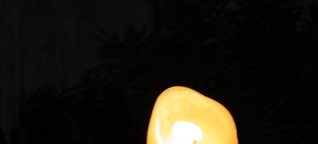 Eine Kerze brennt