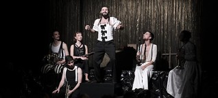 "Giovanni. Eine Passion" in der Neuköllner Oper in Berlin: 