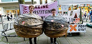 Umweltaktivisten fordern saubere Geldanlagen