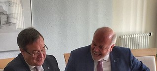 NRW-Ministerpräsident @armin_laschet trägt sich ins goldene Buch der Gemeinde #Kirchlengern ein.