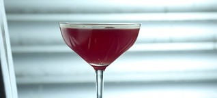 Mad in Pursuit Cocktail: Pinker Twist auf einen blauen Klassiker