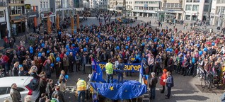 Marktplatz: „Pulse of Europe"-Demonstration in Bonn mit rund 400 Teilnehmern