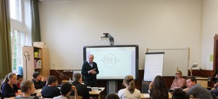 Karikaturist Dieter Hanitzsch zeichnet mit Schülern: Workshop am Hermann-Böse-Gymnasium