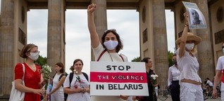 Aktion für Belarus in Berlin: Solidarität in Rot und Weiß