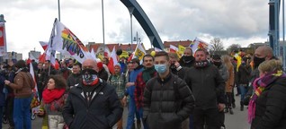 "Querdenker" demonstrieren länderübergreifend gegen Corona-Einschränkungen