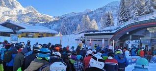 Skifahren in Österreich: Wer mit dem Sessellift nach oben will, muss in die Menschenmasse