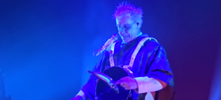 Rammstein-Sänger Till Lindemann wirft tote Fische ins Publikum :: bonedo.de