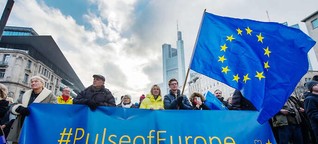 Menschen gehen für Europa auf die Straße