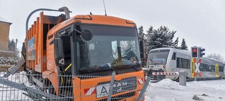 Regionalbahn erfasst Müllauto an Bahnübergang in Leisnig