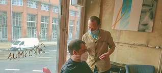 Im Café Kosmos: Kostenlose Haarschnitte für Stammgäste