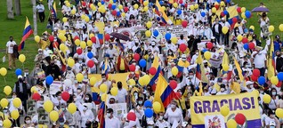 Streikgegner in Kolumbien: Wer steckt unter den weißen T-Shirts?